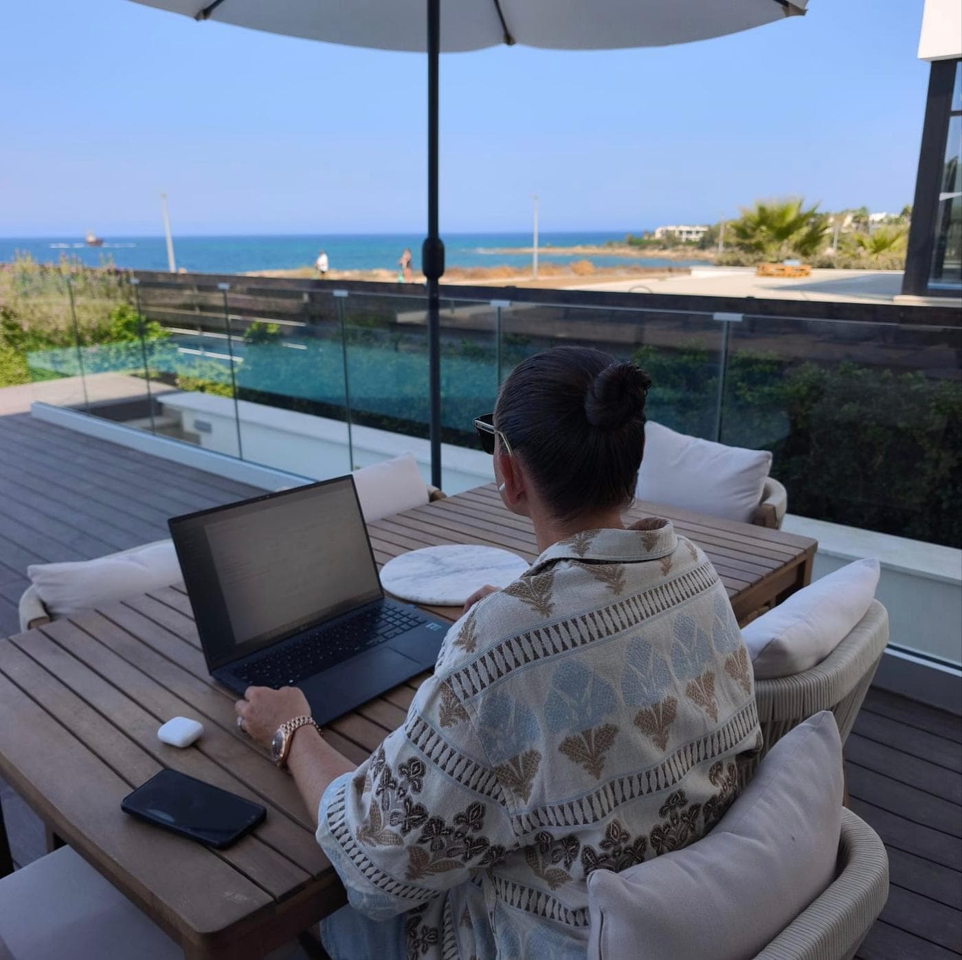 Marie Söllner arbeitet ortsunabhängig am Meer